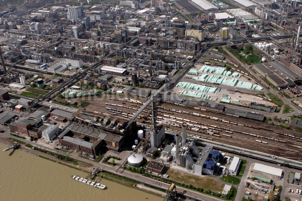 Ludwigshafen am Rhein von oben - Stadtteilansicht vom Werksgelände der BASF am Ufer des Rhein in Ludwigshafen im Bundesland Rheinland-Pfalz