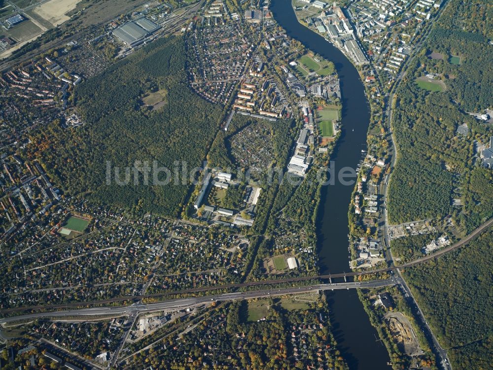 Berlin aus der Vogelperspektive: Stadtteilansicht des Westens von Berlin-Köpenick an der Spree im Bezirk Treptow-Köpenick in Berlin