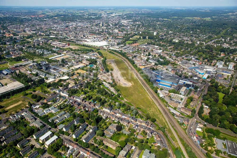 Luftbild Krefeld - Stadtteilansicht des Westens von Krefeld mit Industrie- und Gewerbegebiet entlang von Bahngleisen im Bundesland Nordrhein-Westfalen