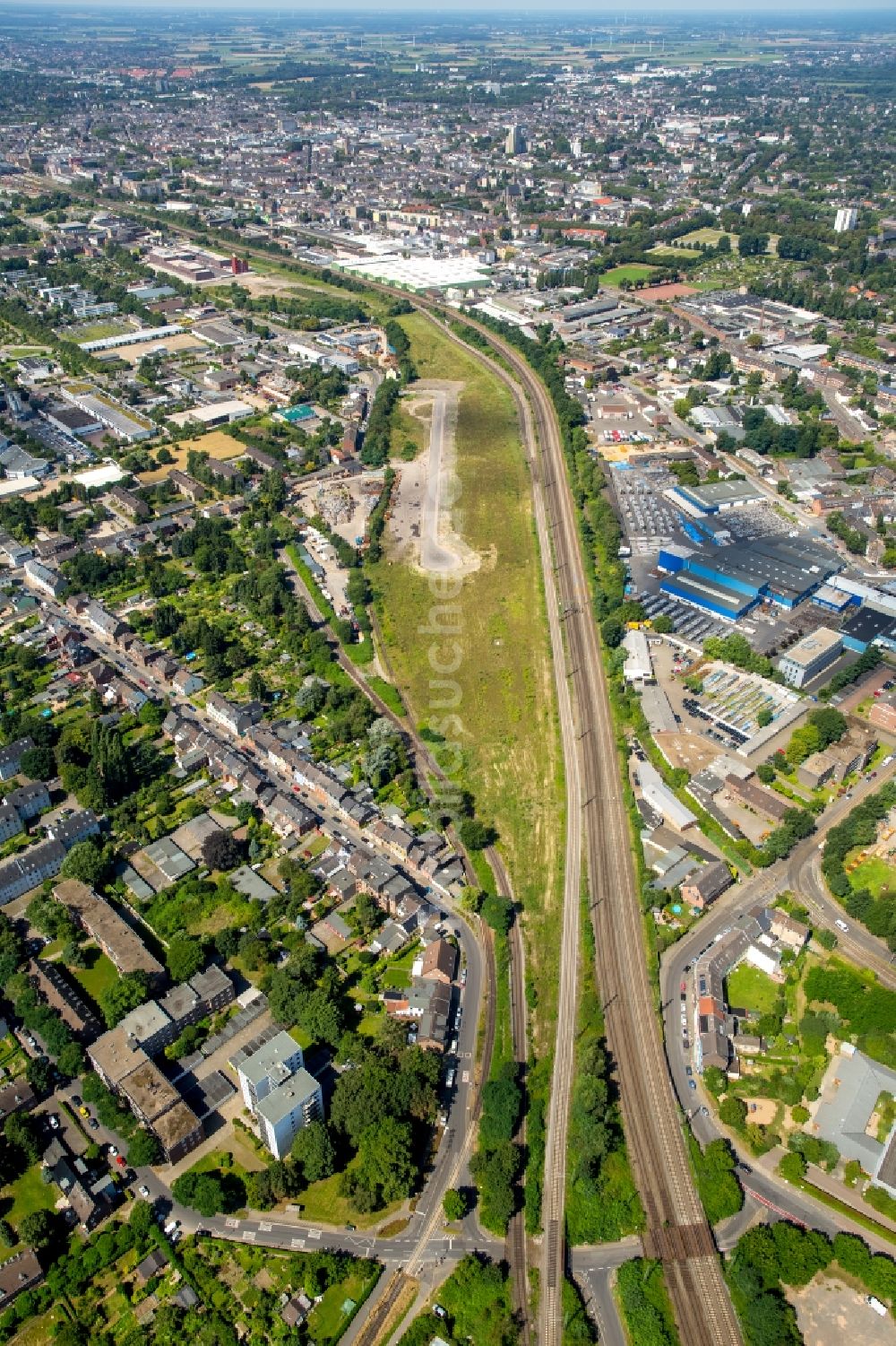 Luftaufnahme Krefeld - Stadtteilansicht des Westens von Krefeld mit Industrie- und Gewerbegebiet entlang von Bahngleisen im Bundesland Nordrhein-Westfalen