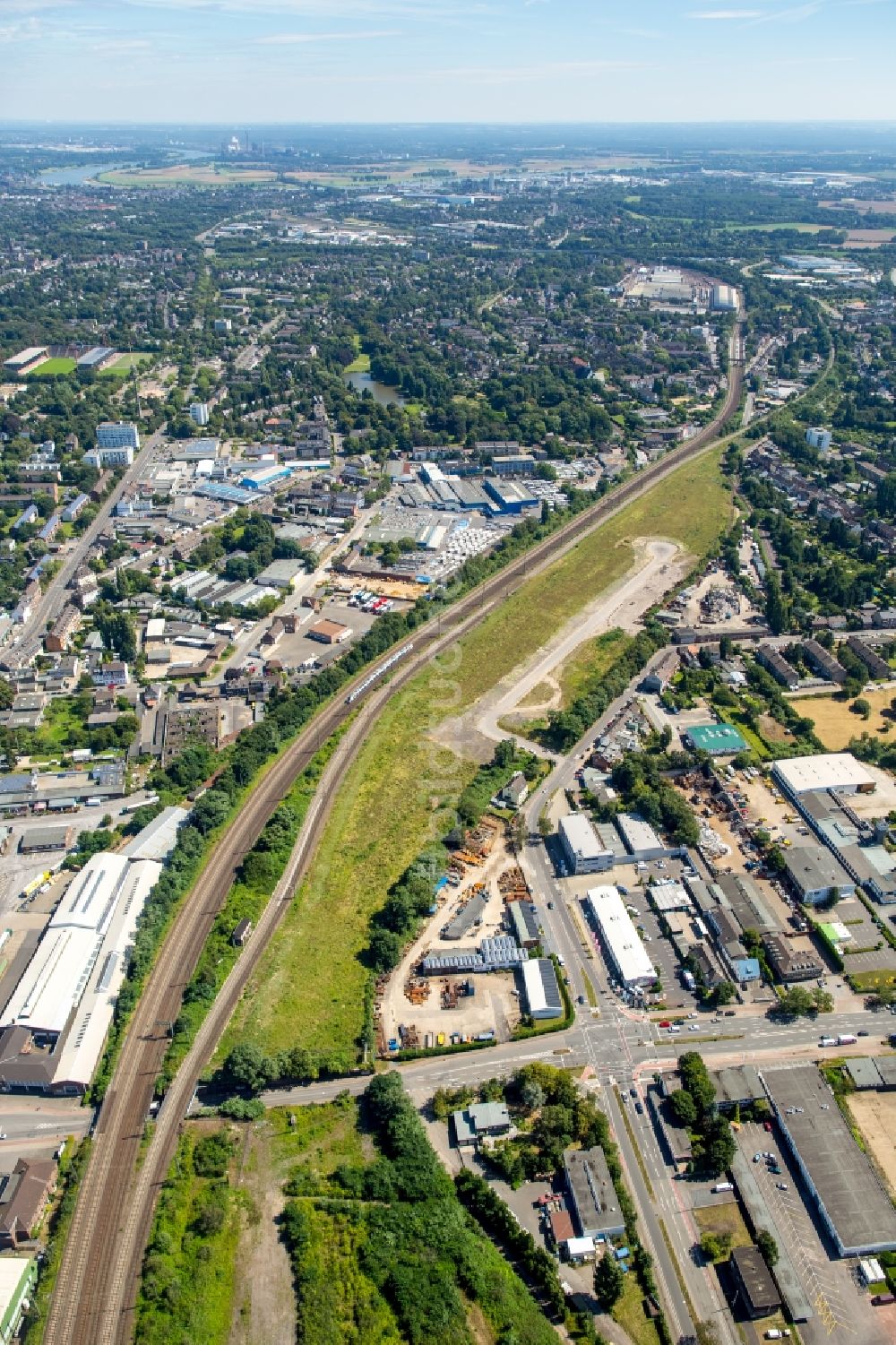 Krefeld aus der Vogelperspektive: Stadtteilansicht des Westens von Krefeld mit Industrie- und Gewerbegebiet entlang von Bahngleisen im Bundesland Nordrhein-Westfalen