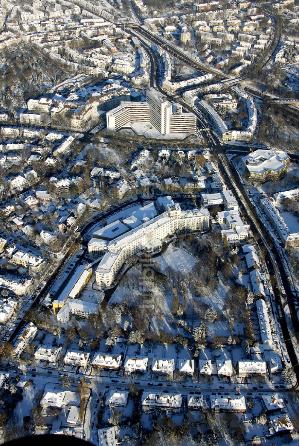 Essen aus der Vogelperspektive: Stadtteilansicht des winterlich verschneiten Essens in Nordrhein-Westfalen