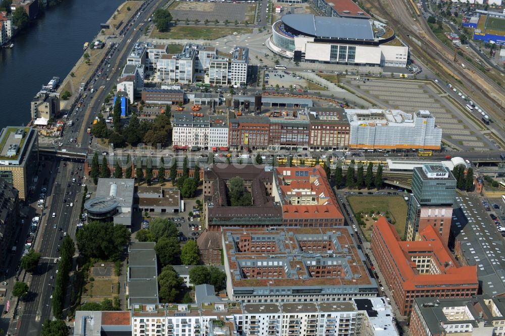 Luftbild Berlin - Stadtteilansicht des Wohn- und Geschäftgebietes im Norden der Oberbaumbrücke im Ortsteil Friedrichshain in Berlin