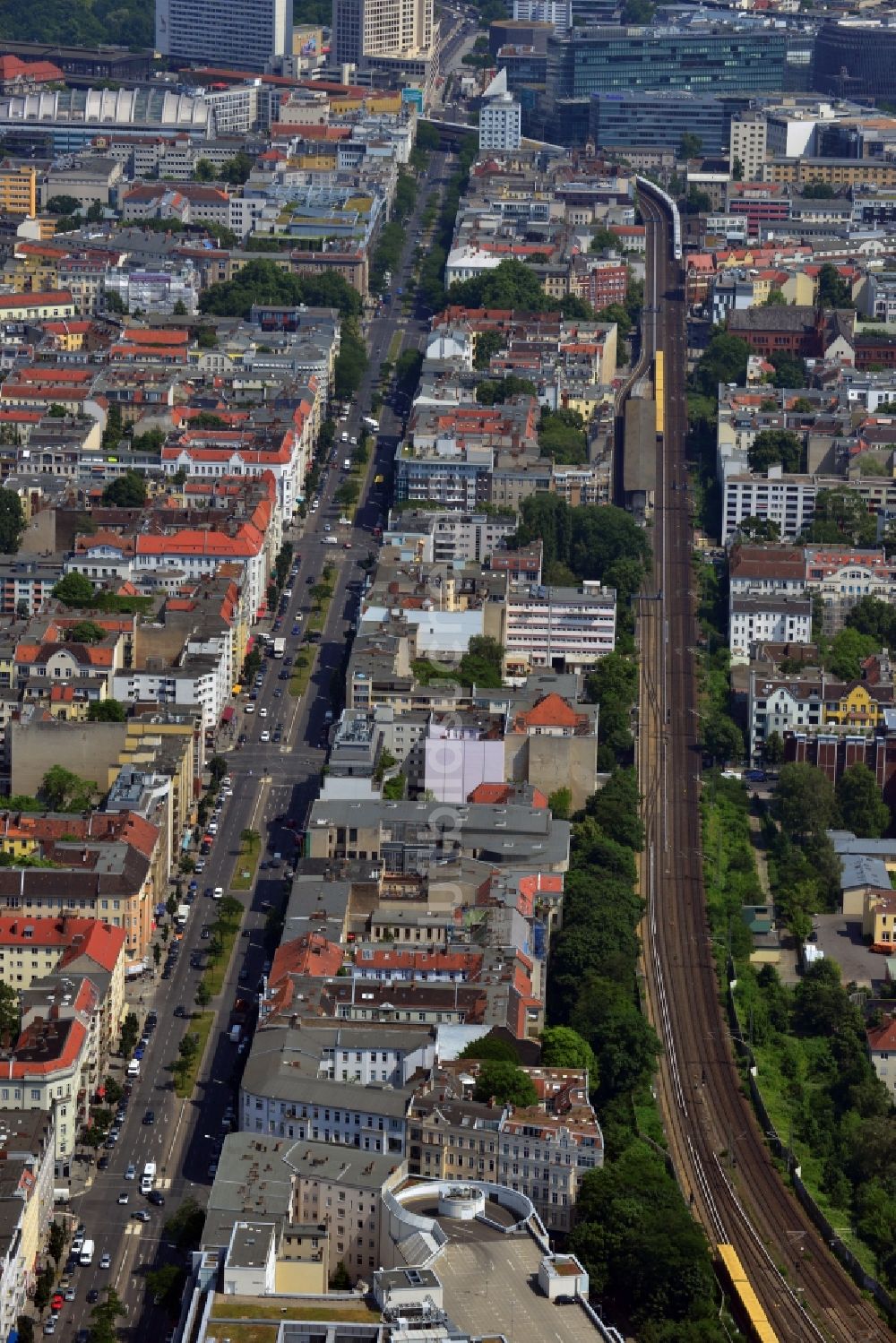 Berlin von oben - Stadtteilansicht Wohn- und Geschäftshäuser an der Kantstraße in Charlottenburg in Berlin