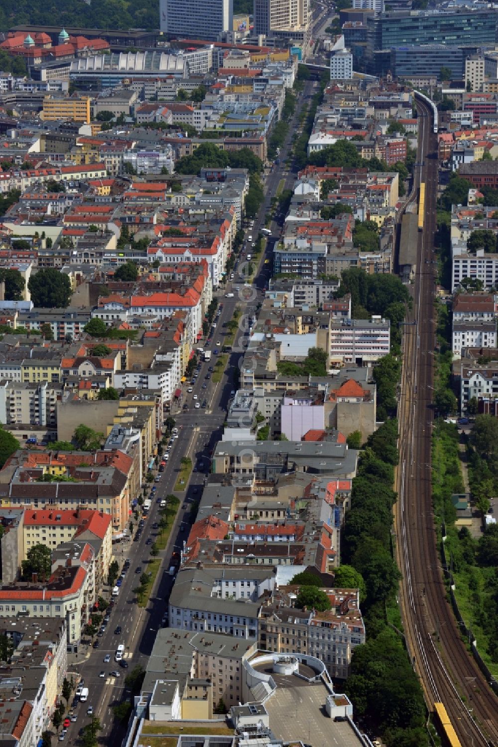 Berlin aus der Vogelperspektive: Stadtteilansicht Wohn- und Geschäftshäuser an der Kantstraße in Charlottenburg in Berlin