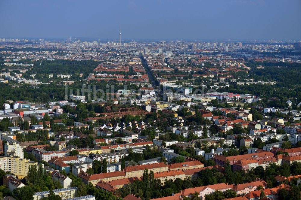 Luftaufnahme Berlin Reinickendorf - Stadtteilansicht der Wohngebiete entlang der Scharnweberstraße - Kurt-Schumacher-Damm in Tegel - Reinickendorf in Berlin