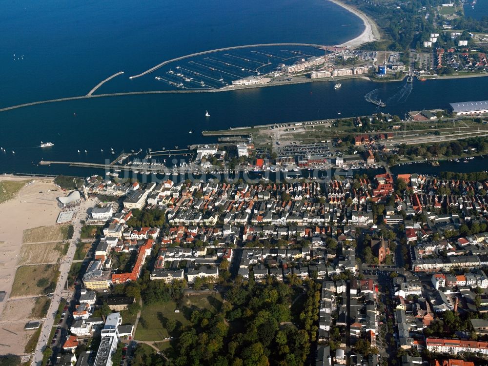 Luftaufnahme Rostock Warnemünde - Stadtteilansicht Wohngebiete und Hafen am Strom in Rostock - Warnemünde im Bundesland Mecklenburg-Vorpommern