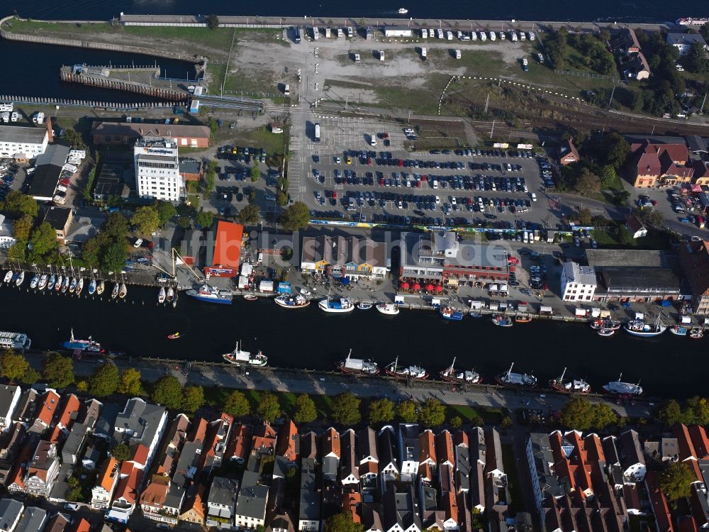 Rostock Warnemünde von oben - Stadtteilansicht Wohngebiete und Hafen am Strom in Rostock - Warnemünde im Bundesland Mecklenburg-Vorpommern