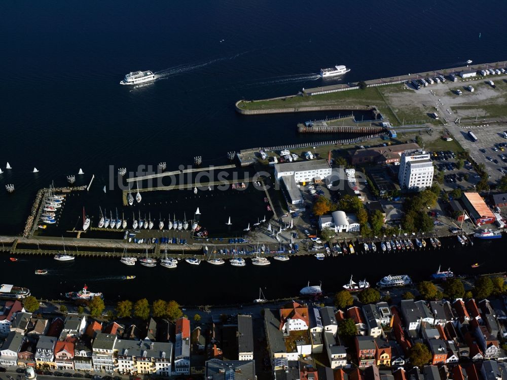 Rostock Warnemünde aus der Vogelperspektive: Stadtteilansicht Wohngebiete und Hafen am Strom in Rostock - Warnemünde im Bundesland Mecklenburg-Vorpommern