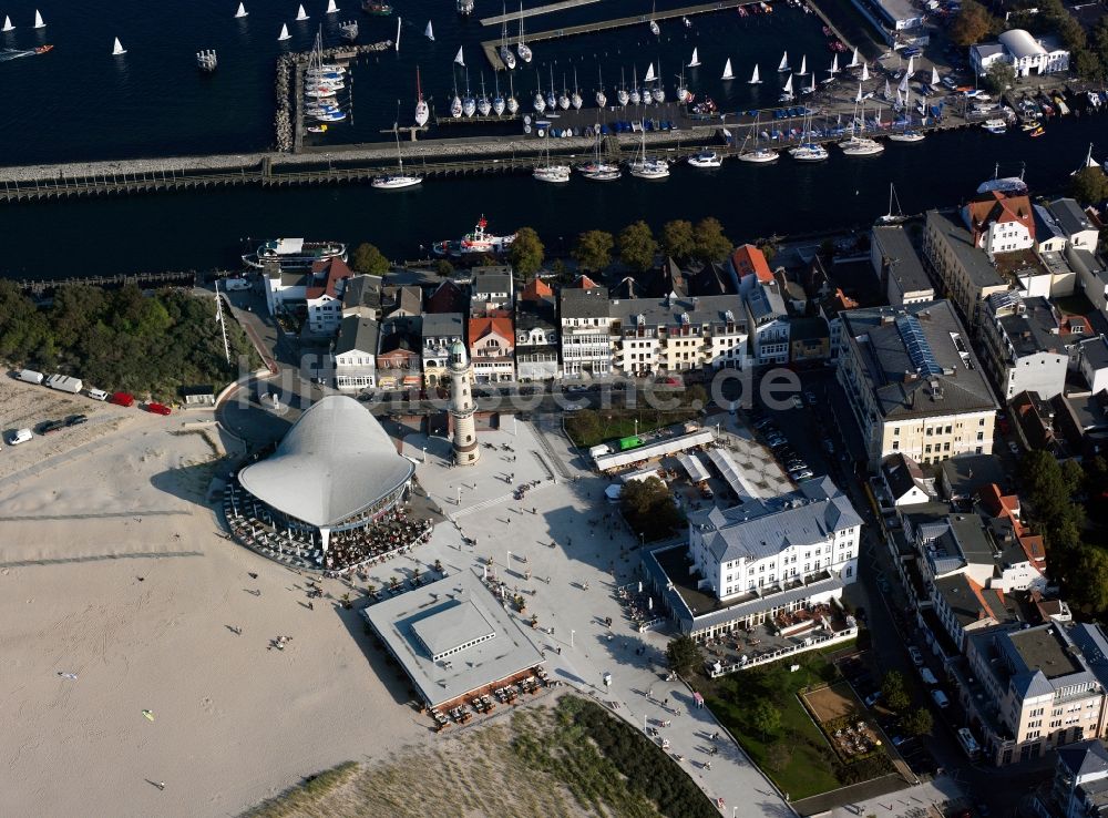 Luftbild Rostock Warnemünde - Stadtteilansicht Wohngebiete und Hafen am Strom in Rostock - Warnemünde im Bundesland Mecklenburg-Vorpommern