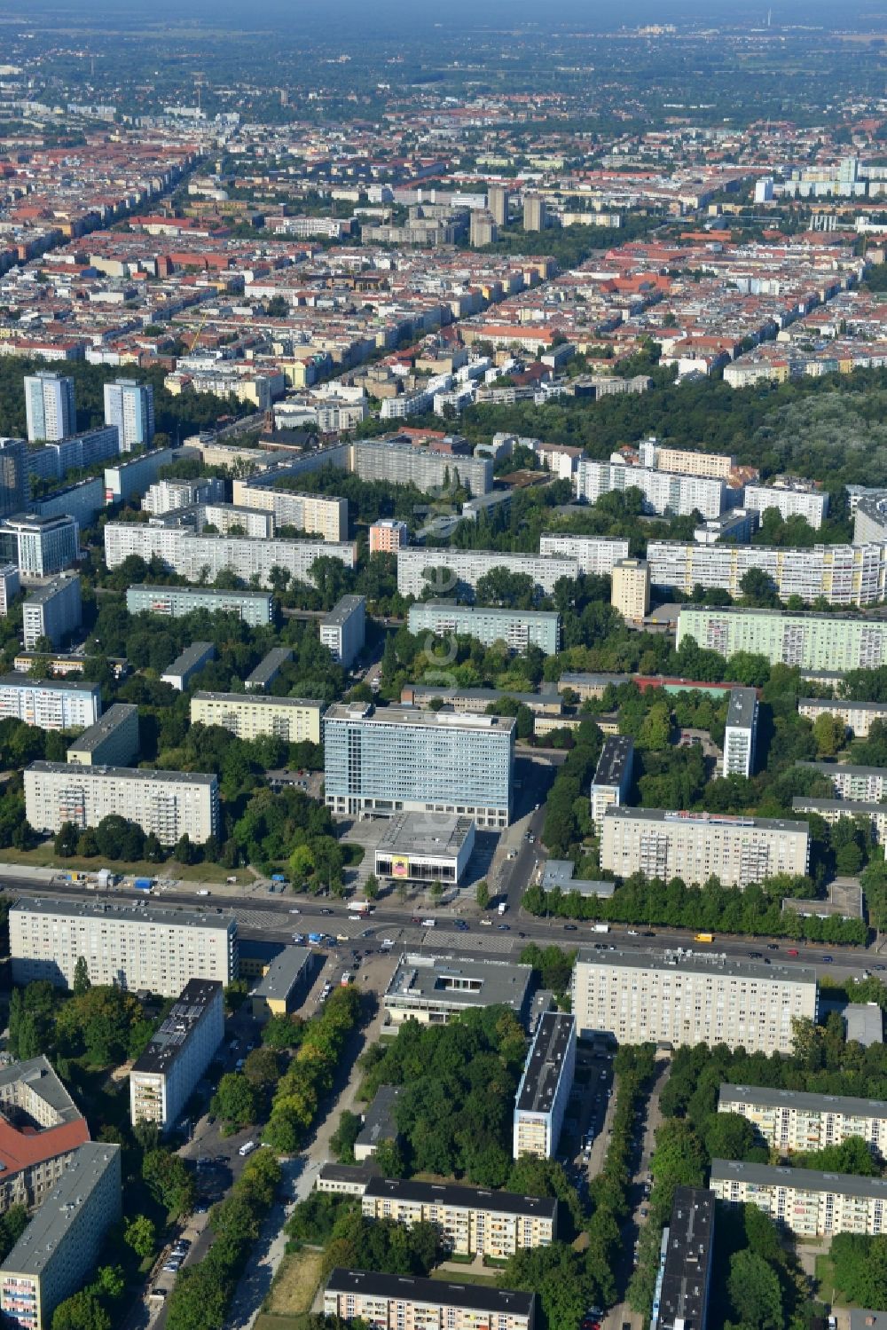 Luftbild Berlin Mitte - Stadtteilansicht der Wohngebiete am Kino International an der Karl-Marx-Allee in Berlin - Mitte