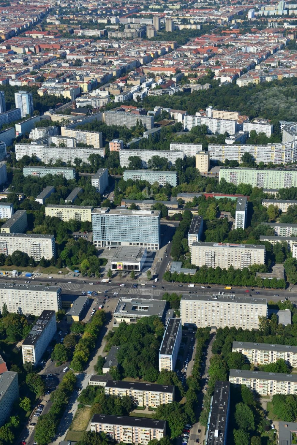 Luftaufnahme Berlin Mitte - Stadtteilansicht der Wohngebiete am Kino International an der Karl-Marx-Allee in Berlin - Mitte