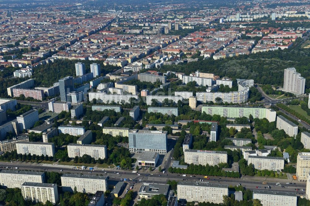 Berlin Mitte von oben - Stadtteilansicht der Wohngebiete am Kino International an der Karl-Marx-Allee in Berlin - Mitte