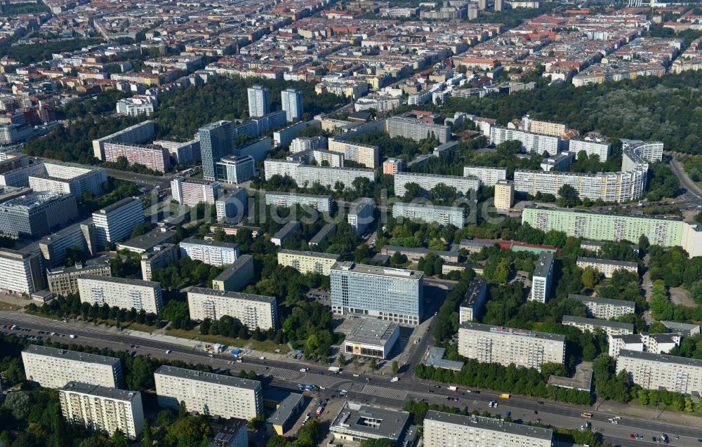 Berlin Mitte aus der Vogelperspektive: Stadtteilansicht der Wohngebiete am Kino International an der Karl-Marx-Allee in Berlin - Mitte