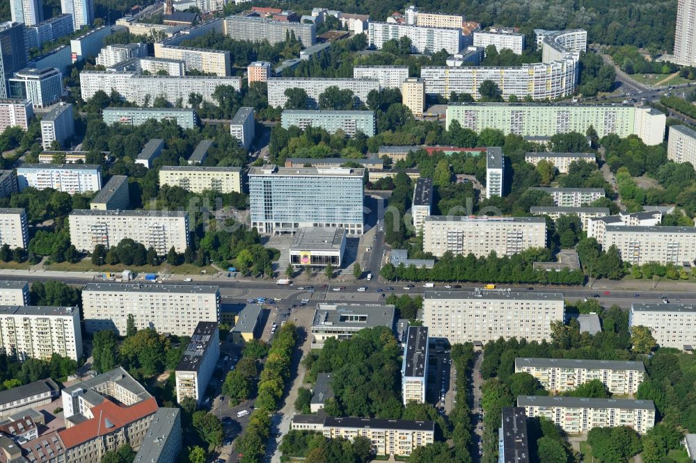 Luftbild Berlin Mitte - Stadtteilansicht der Wohngebiete am Kino International an der Karl-Marx-Allee in Berlin - Mitte