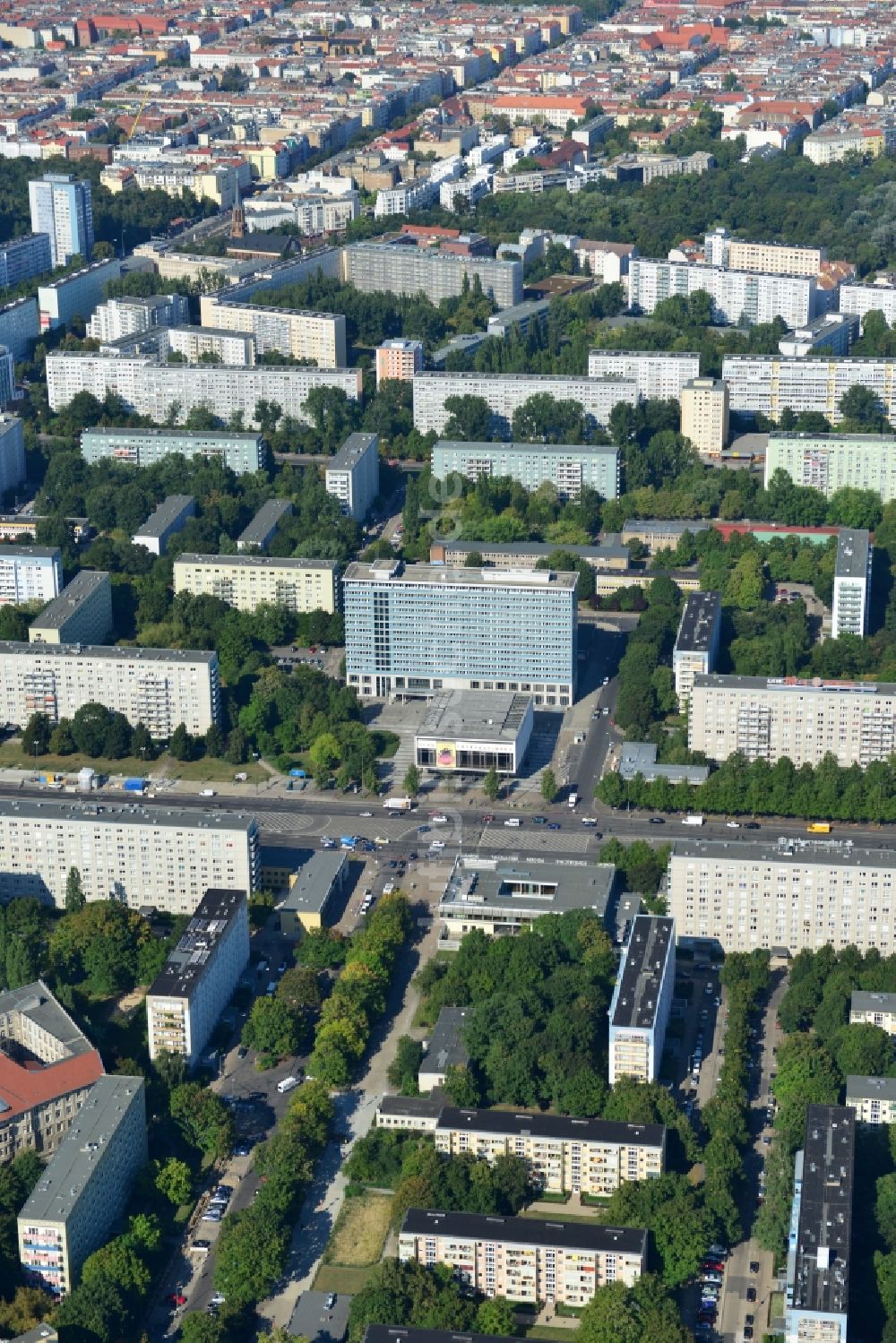 Luftaufnahme Berlin Mitte - Stadtteilansicht der Wohngebiete am Kino International an der Karl-Marx-Allee in Berlin - Mitte