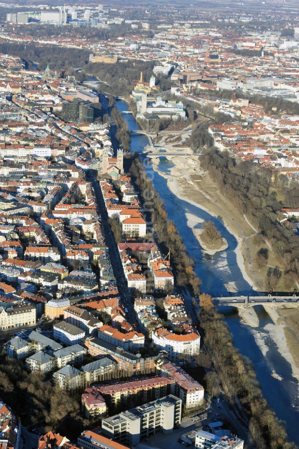 München aus der Vogelperspektive: Stadtteilansicht Wohngebiete am Ufer der Isar im Verlauf an der Wittelsbacherbrücke in der Münchener Isarvorstadt