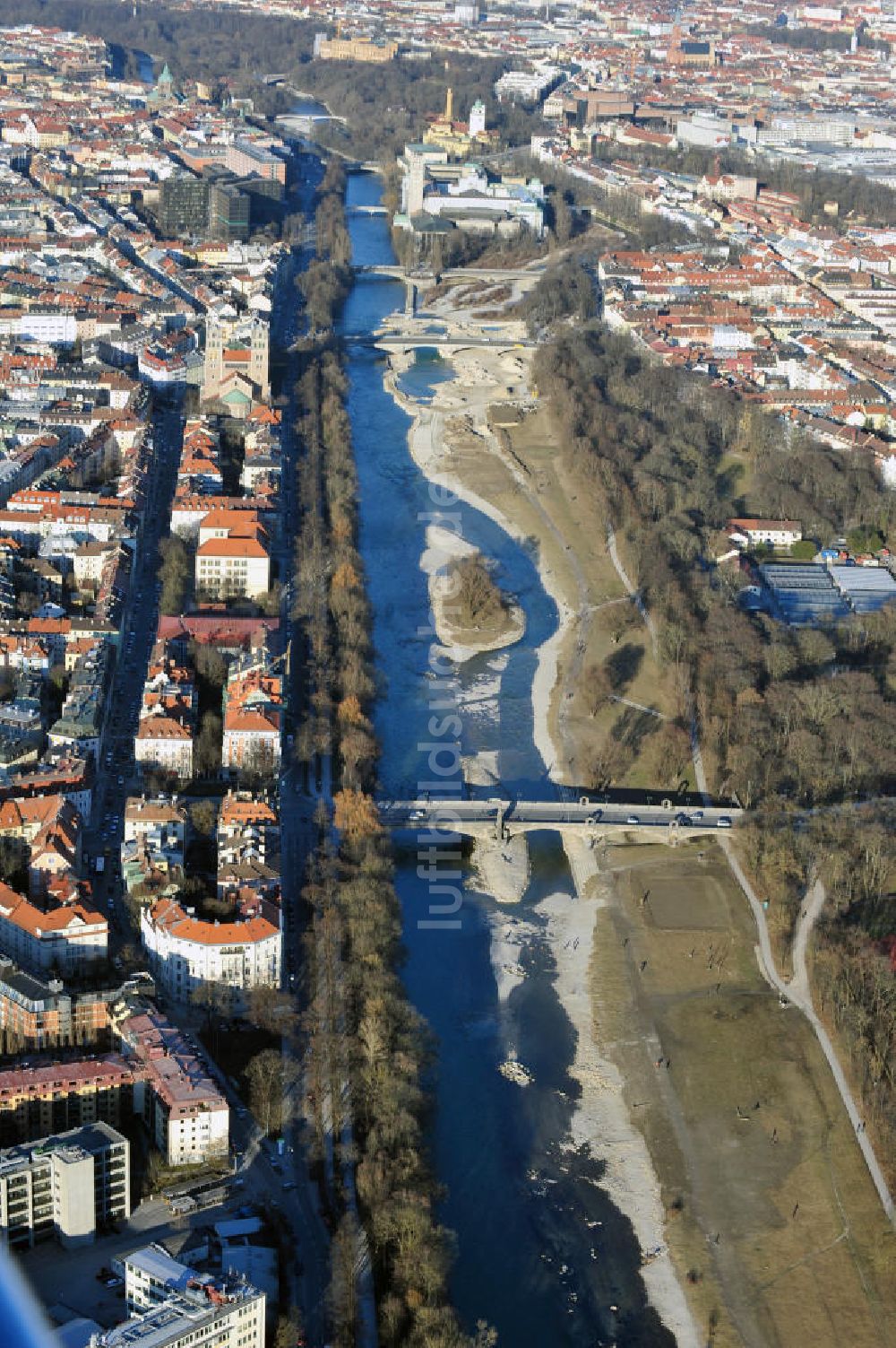 Luftbild München - Stadtteilansicht Wohngebiete am Ufer der Isar im Verlauf an der Wittelsbacherbrücke in der Münchener Isarvorstadt