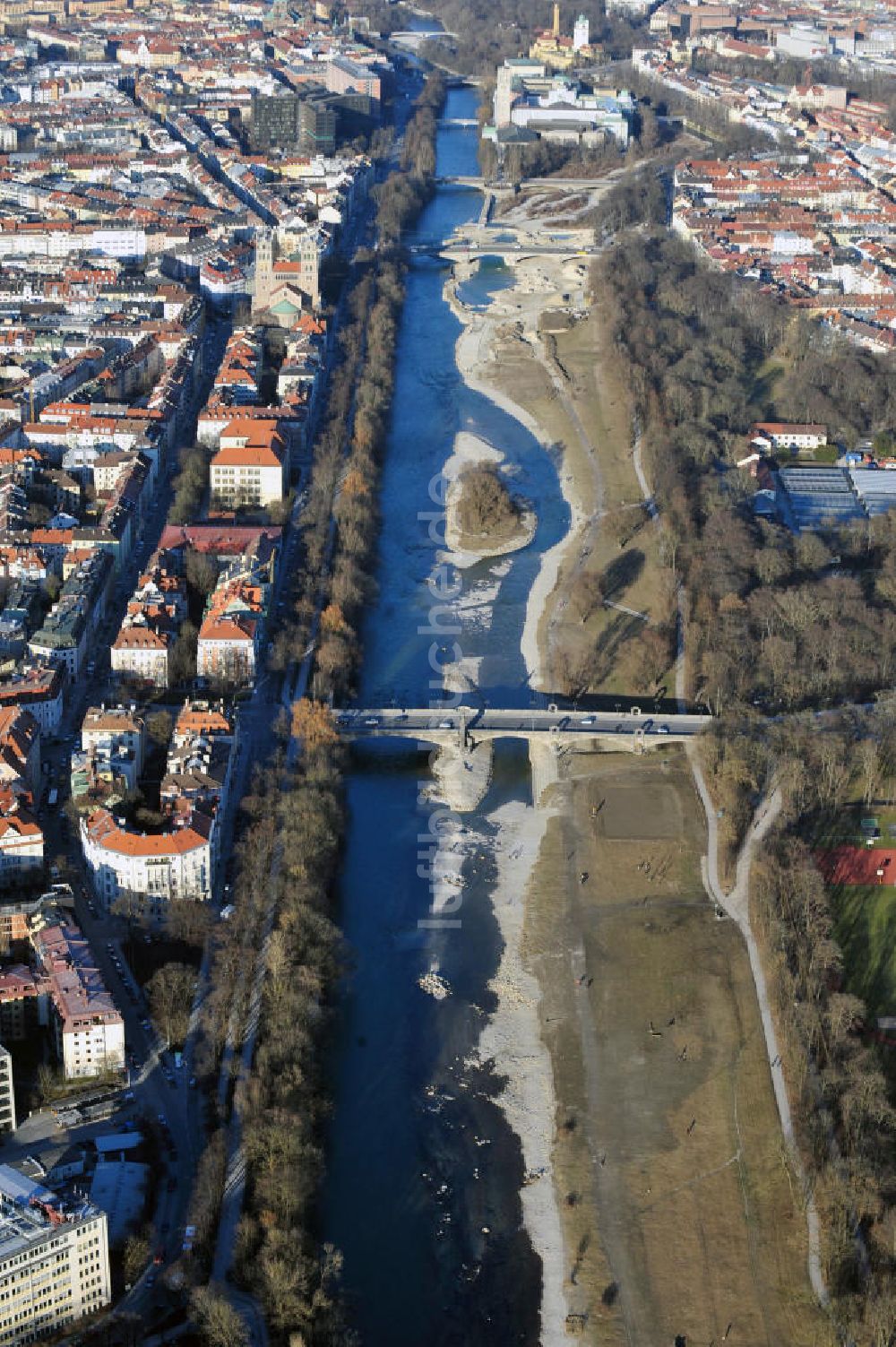 Luftaufnahme München - Stadtteilansicht Wohngebiete am Ufer der Isar im Verlauf an der Wittelsbacherbrücke in der Münchener Isarvorstadt