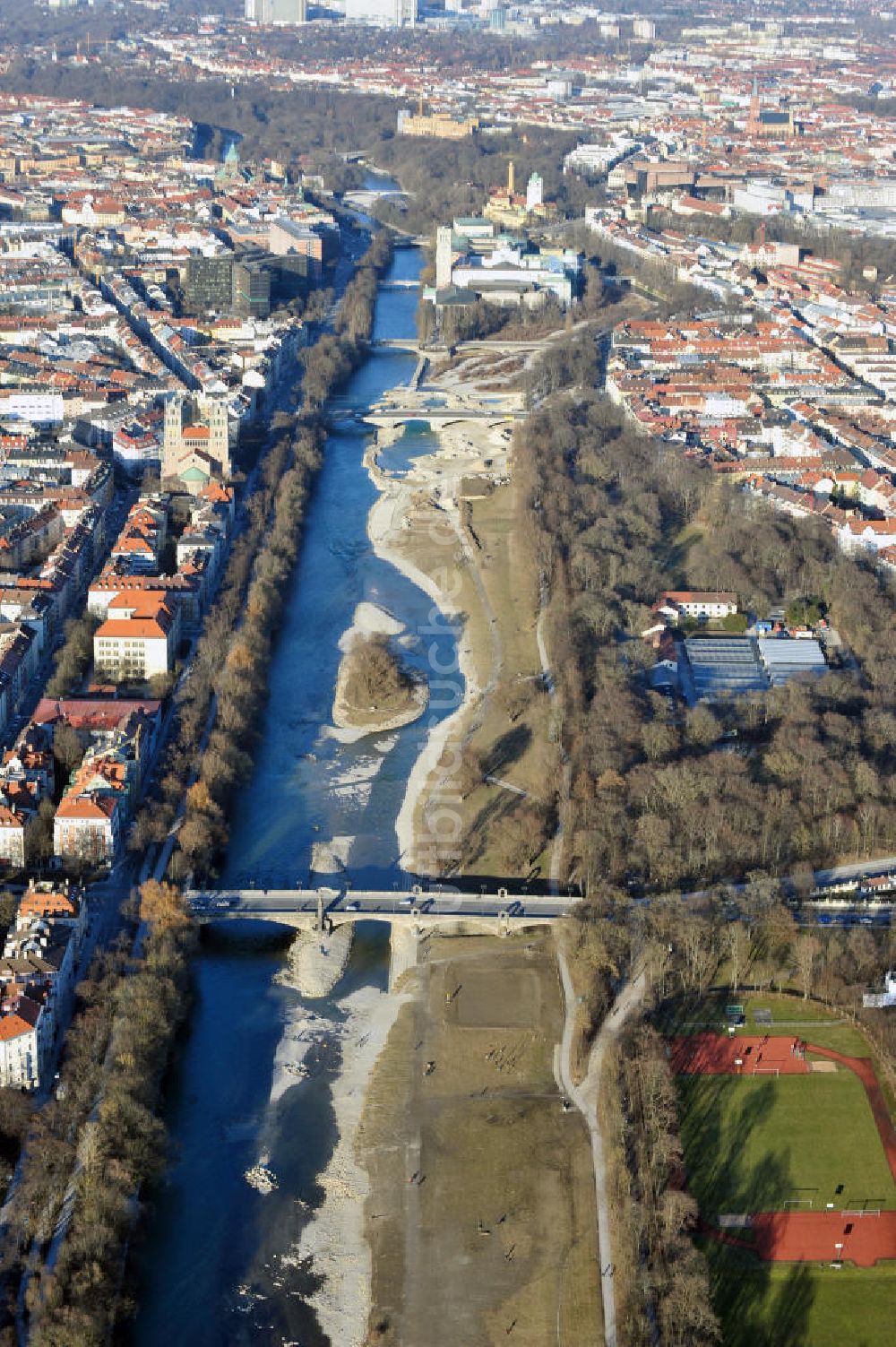 München von oben - Stadtteilansicht Wohngebiete am Ufer der Isar im Verlauf an der Wittelsbacherbrücke in der Münchener Isarvorstadt