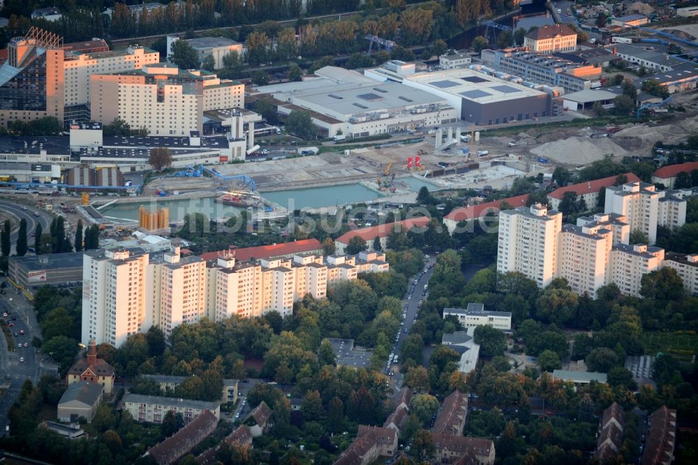 Berlin von oben - Stadtteilansicht des Wohngebietes an der Aronsstraße und des Industriegebietes am Neuköllner Schifffahrtskanal im Bezirk Neukölln in Berlin