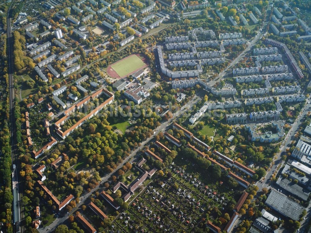 Berlin aus der Vogelperspektive: Stadtteilansicht eines Wohngebietes entlang der Sonnenallee im Bezirk Neukölln in Berlin