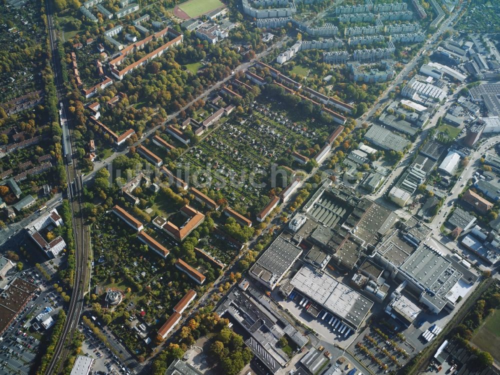 Berlin von oben - Stadtteilansicht eines Wohngebietes entlang der Sonnenallee und der Neuköllnischen Allee im Bezirk Neukölln in Berlin