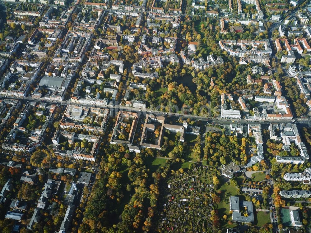 Berlin aus der Vogelperspektive: Stadtteilansicht des Wohngebietes entlang des Tempelhofer Dammes am Lehnepark und Alten Park im Bezirk Tempelhof-Schöneberg in Berlin