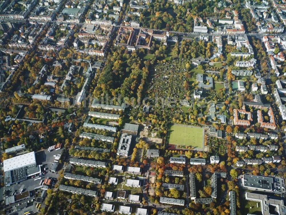 Luftbild Berlin - Stadtteilansicht des Wohngebietes entlang des Tempelhofer Dammes am Lehnepark und Alten Park im Bezirk Tempelhof-Schöneberg in Berlin