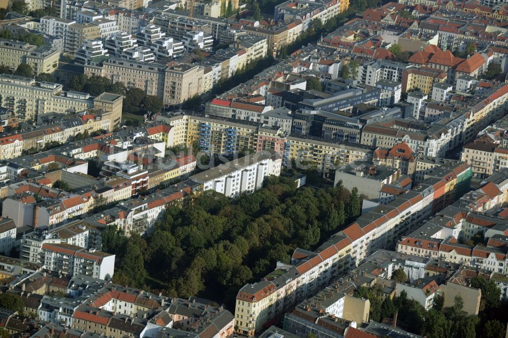 Luftaufnahme Berlin - Stadtteilansicht des Wohngebietes um den Georgen-Parochial-Friedhof IV und die Frankfurter Allee in Berlin