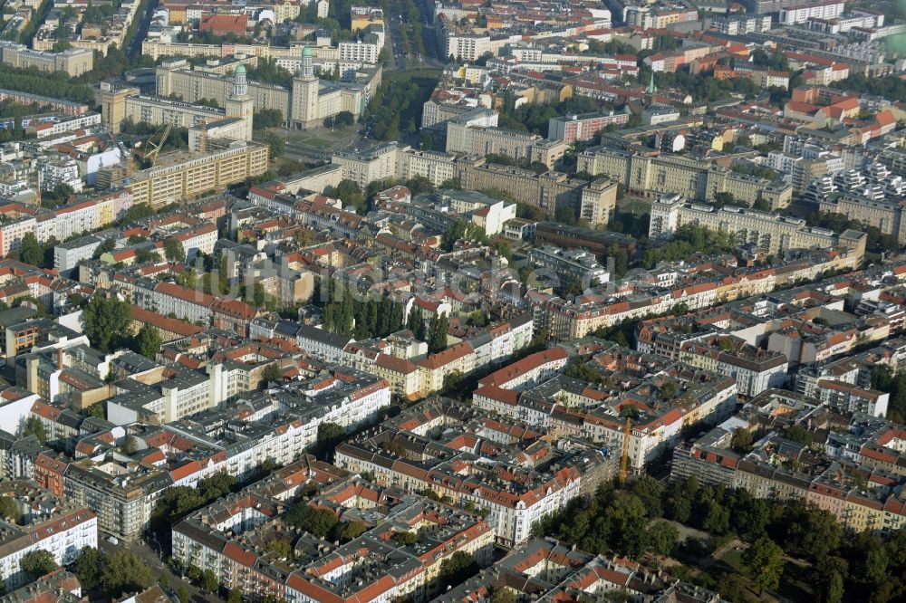 Berlin aus der Vogelperspektive: Stadtteilansicht des Wohngebietes im Nordwesten des Boxhagener Platzes im Ortsteil Friedrichshain in Berlin