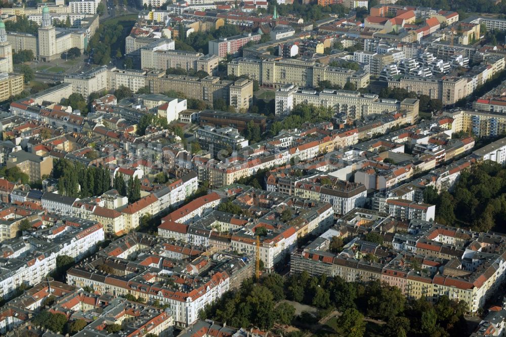 Luftbild Berlin - Stadtteilansicht des Wohngebietes im Nordwesten des Boxhagener Platzes im Ortsteil Friedrichshain in Berlin