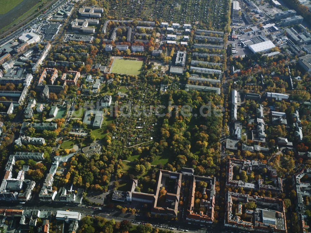 Luftaufnahme Berlin - Stadtteilansicht des Wohngebietes im Osten des Tempelhofer Dammes zwischen Götzstraße und Albrechtstraße im Bezirk Tempelhof-Schöneberg in Berlin