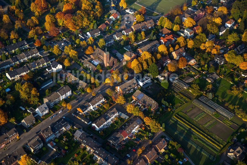 Gladbeck aus der Vogelperspektive: Stadtteilansicht des Wohngebietes und Stadtrandes an der Hegestraße im Westen des herbstlichen Gladbeck im Bundesland Nordrhein-Westfalen