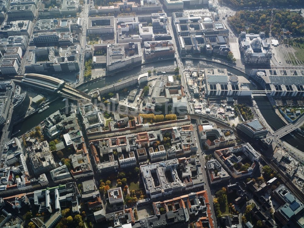 Luftbild Berlin - Stadtteilansicht des Zentrums des Bezirkes Mitte und des Regierungsviertels an der Spree in Berlin