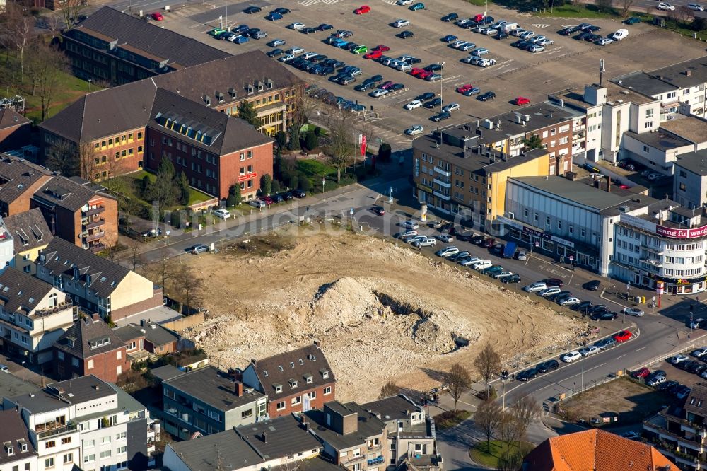 Luftaufnahme Moers - Stadtteilansicht des Zentrums von Moers mit einer Freifläche an der Otto-Hue-Straße im Bundesland Nordrhein-Westfalen