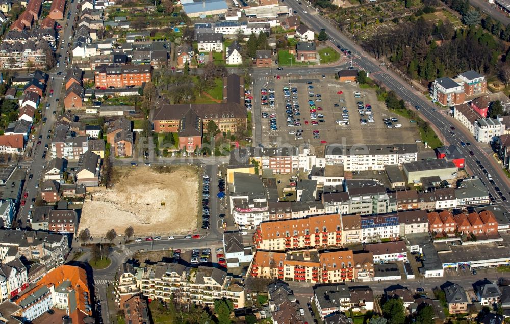 Luftaufnahme Moers - Stadtteilansicht des Zentrums von Moers mit einer Freifläche an der Otto-Hue-Straße im Bundesland Nordrhein-Westfalen