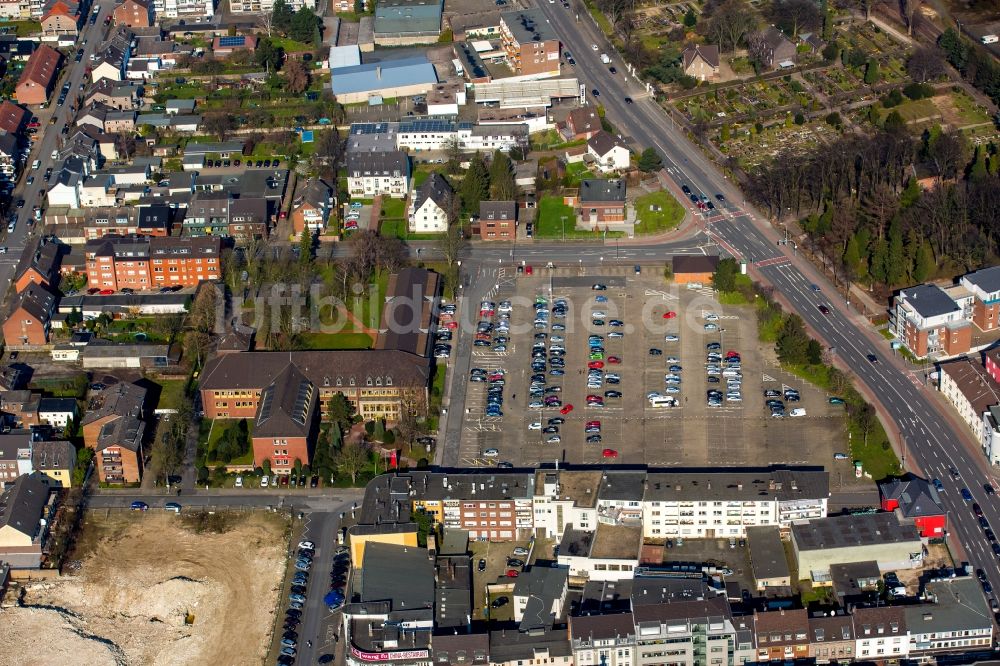 Moers von oben - Stadtteilansicht des Zentrums von Moers mit einer Freifläche an der Otto-Hue-Straße im Bundesland Nordrhein-Westfalen