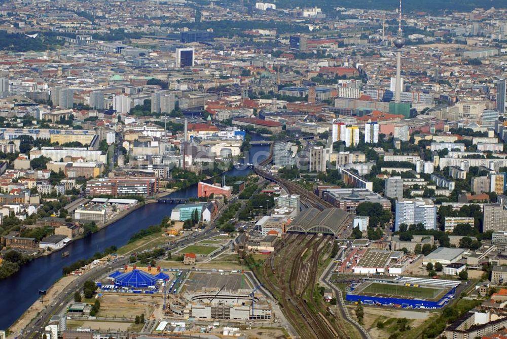 Berlin aus der Vogelperspektive: Stadtteile Friedrichshain-Kreuzberg an der Spree