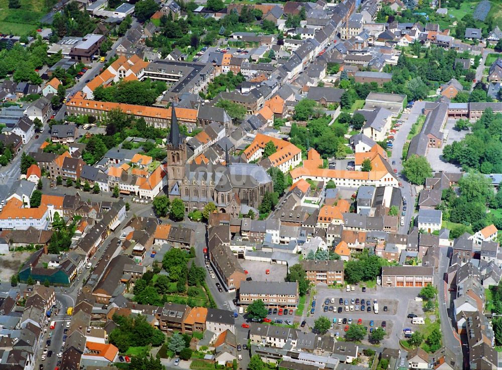 Krefeld von oben - Stadtteilzentrum an der Sankt-Cyriakus- Kirche im Stadtteil Hüls von Krefeld in Nordrhein-Westfalen