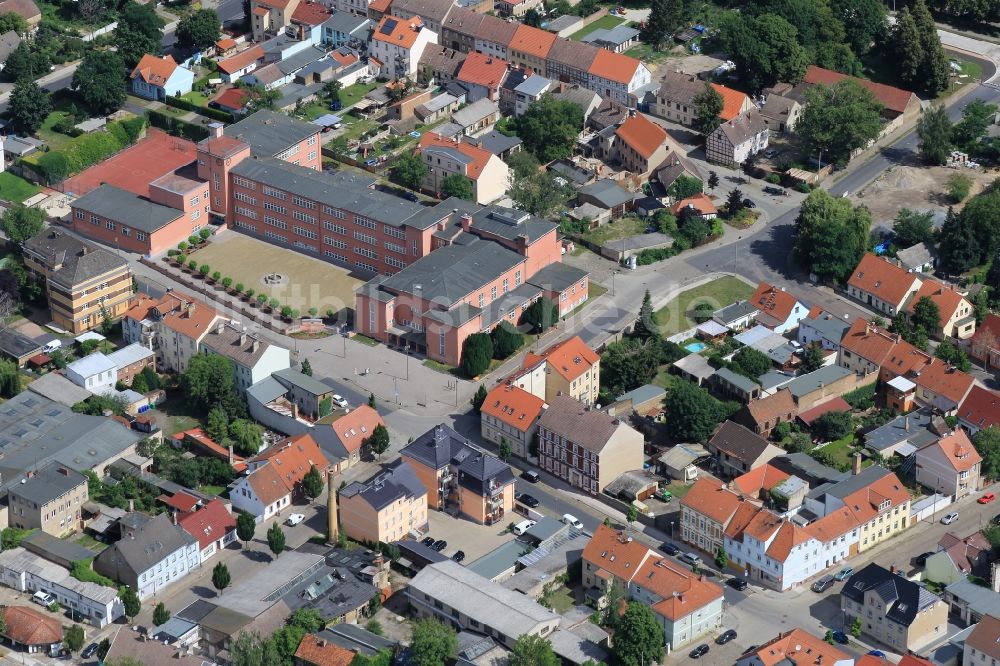 Luckenwalde von oben - Stadttheater und Friedrich-Ebert-Schule in Luckenwalde im Bundesland Brandenburg, Deutschland