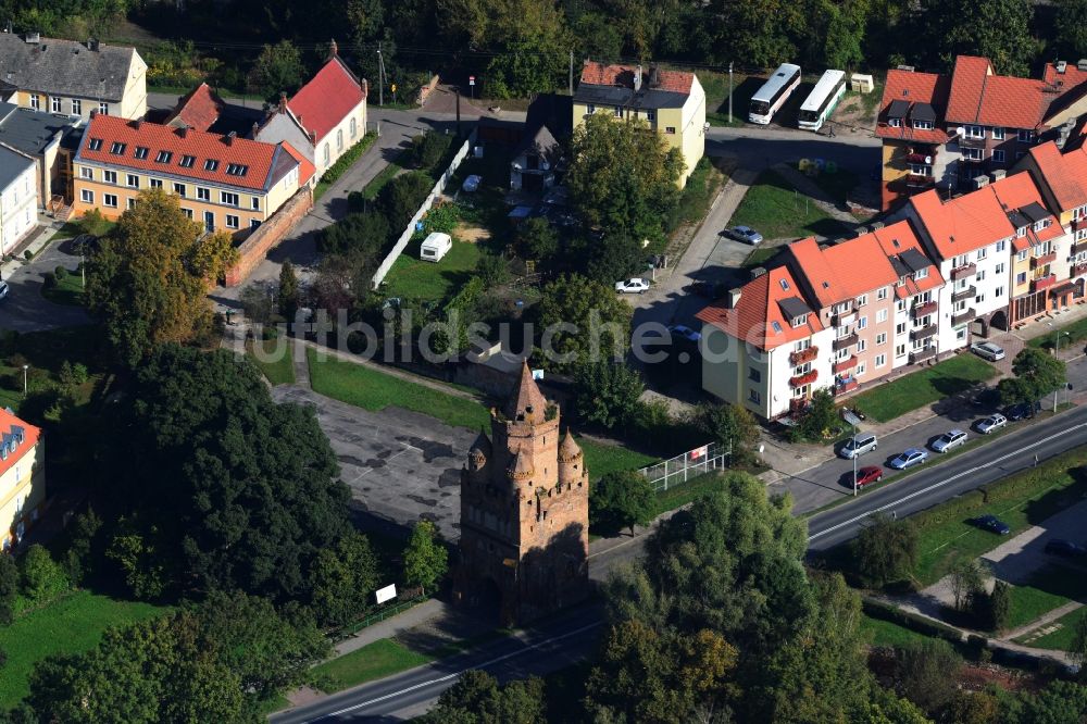 Chojna aus der Vogelperspektive: Stadttor und Rest der Stadtmauer in Chojna in Polen