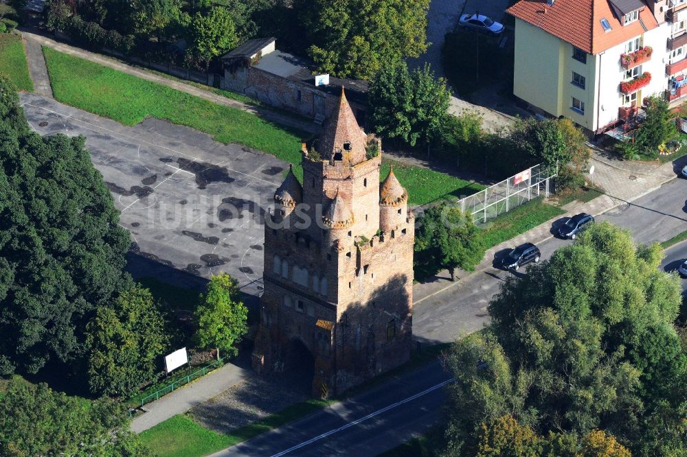 Chojna von oben - Stadttor und Rest der Stadtmauer in Chojna in Polen