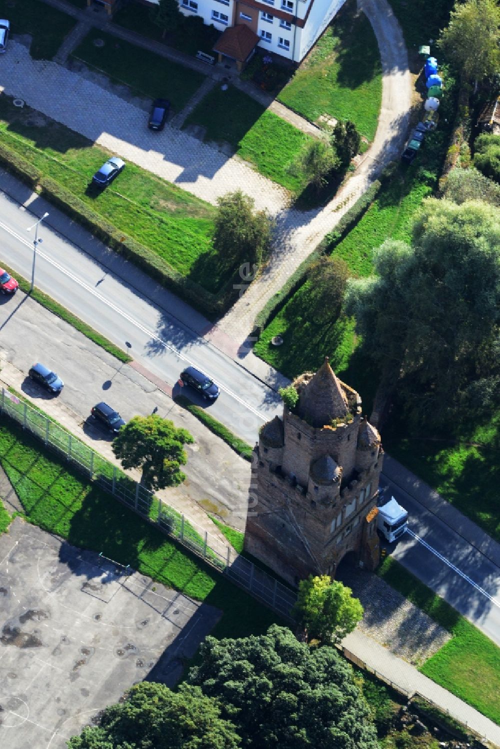 Chojna aus der Vogelperspektive: Stadttor und Rest der Stadtmauer in Chojna in Polen