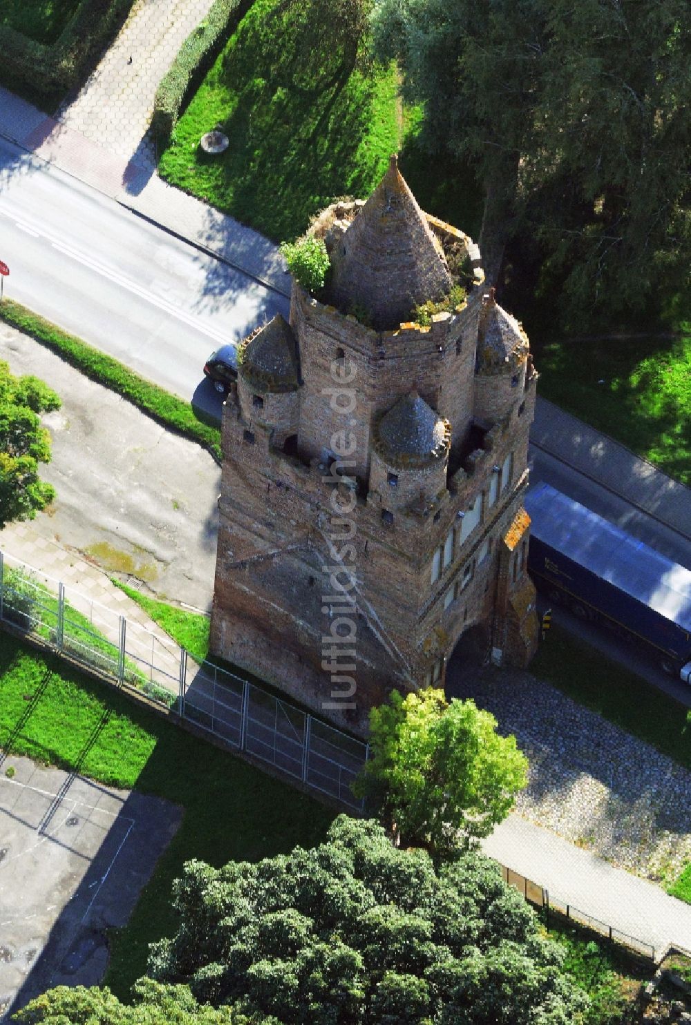 Luftbild Chojna - Stadttor und Rest der Stadtmauer in Chojna in Polen