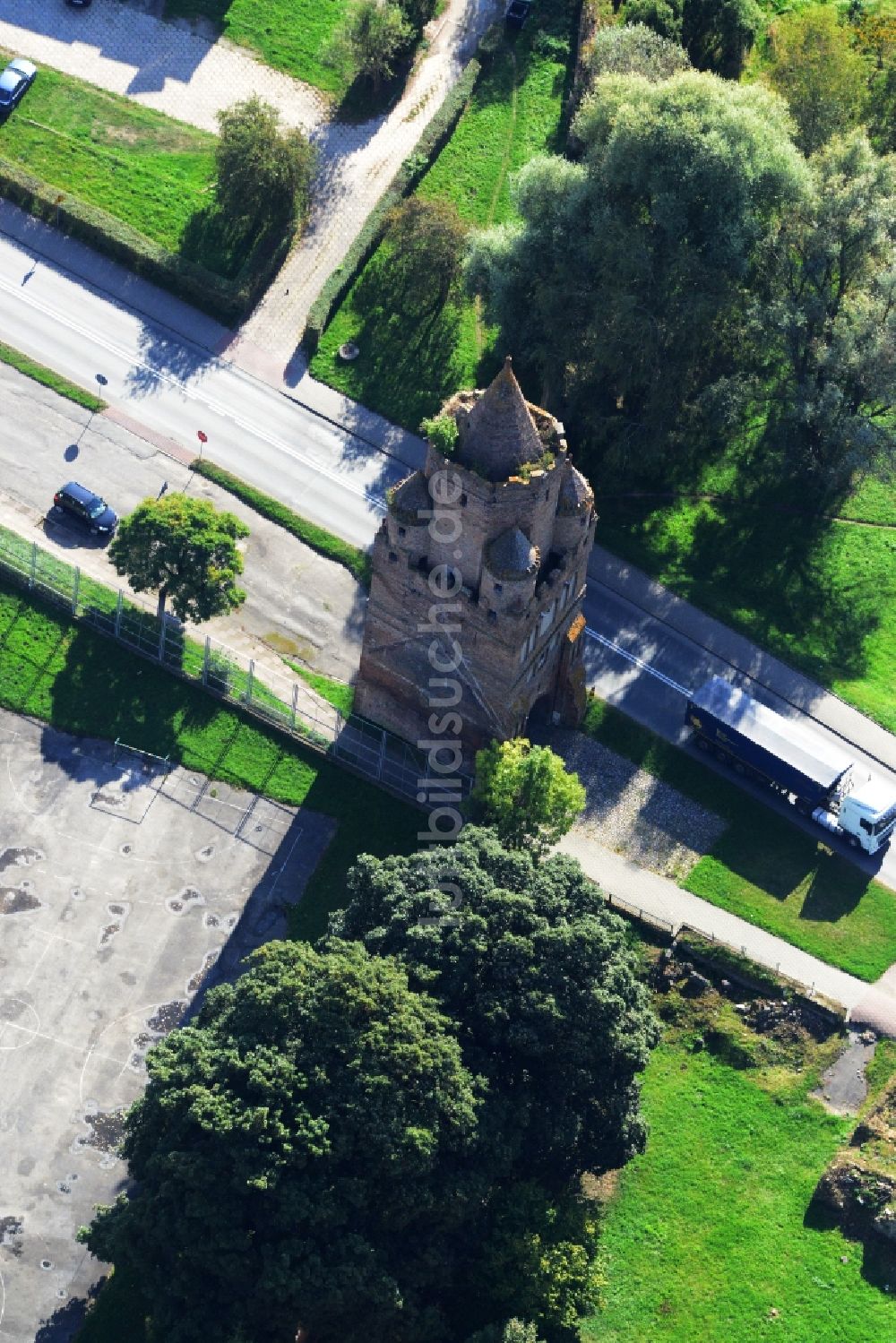 Luftaufnahme Chojna - Stadttor und Rest der Stadtmauer in Chojna in Polen