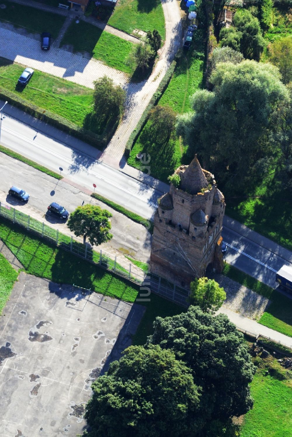 Chojna von oben - Stadttor und Rest der Stadtmauer in Chojna in Polen