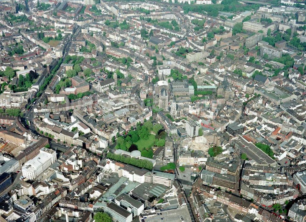 Aachen von oben - Stadtzentrum Aachen mit dem Aachener Dom.