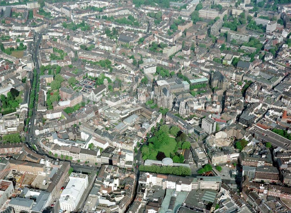 Aachen aus der Vogelperspektive: Stadtzentrum Aachen mit dem Aachener Dom.