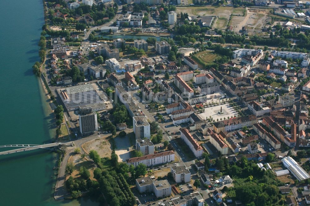 Huningue aus der Vogelperspektive: Stadtzentrum mit Abbatucci-Platz im Innenstadtbereich von Hüningen im Elsass in Frankreich